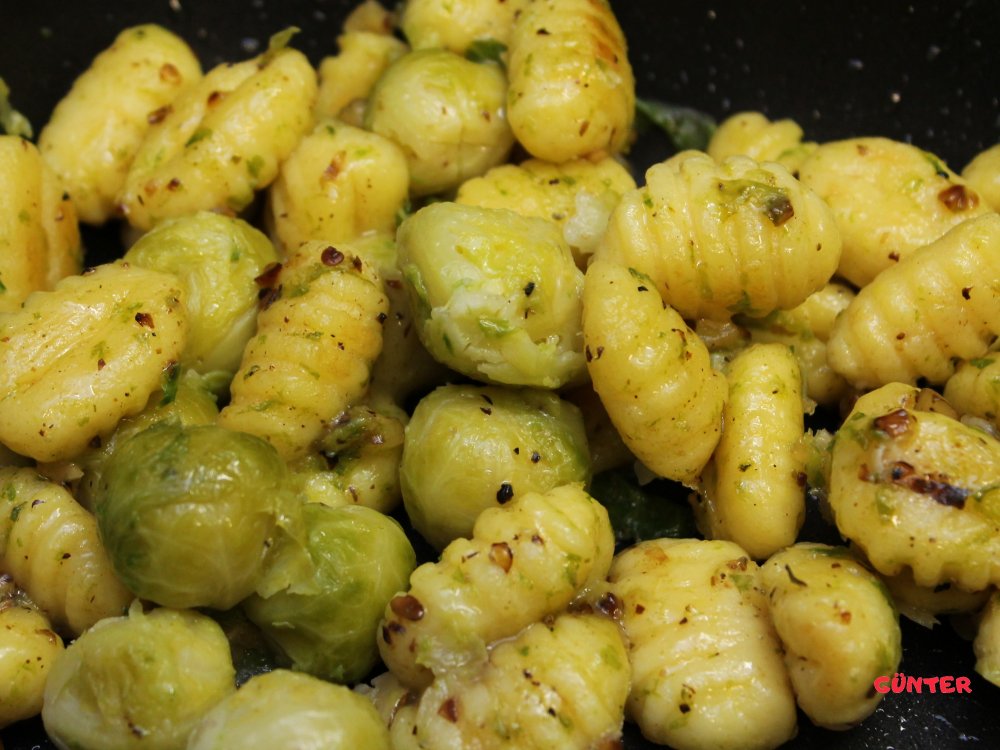 Rosenkohl-Gnocchi Pfanne.JPG