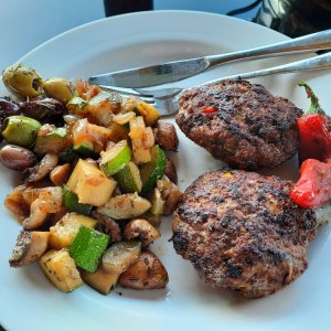 Frikadellen mit Pfannengemüse.jpg