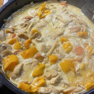 Curry mit Hühnerfleisch, Gemüse, Kokosmilch