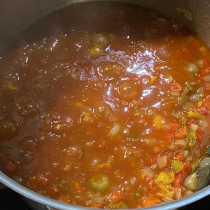 Masse Chili-Zwiebel Relish köcheln lassen