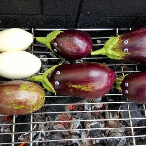 Auberginen beim rösten