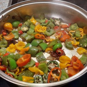 Gebratene Zwiebel-Paprika-Chili