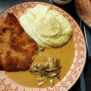 Schnitzel mit Kartoffelpüree und Champignon-Rahm-Soße