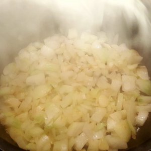 Zwiebel und Knoblauch andünsten