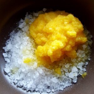 Püree und Salz mischen