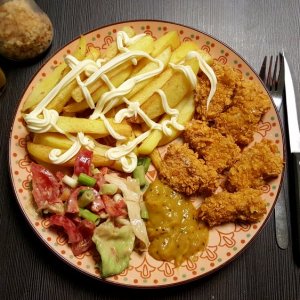 Nuggets im Cornflakesmantel mit selbstgemachten Pommes