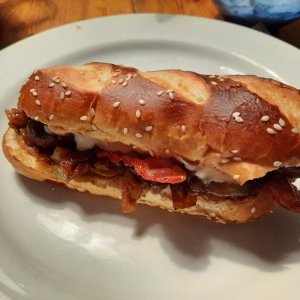 Bratwurst im Laugen-Brioch 02.jpg