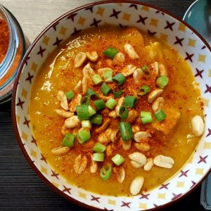 Karotten-Erdnuss-Suppe mit Putenbrust