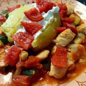 Ofenkartoffel mit Gemüse und Hühnerbrust
