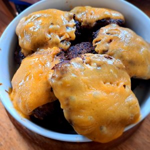 Rinderfrikadellen mit Cheddar.jpg