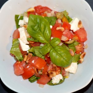 Tomatensalat mit Feta und Pinienkernen