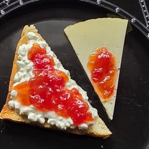 20260427_Tomatenmarmelade auf Käse.JPG