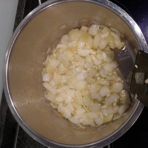 Chipotles in Adobo - Zwiebeln mit Knoblauch angeschwitzt