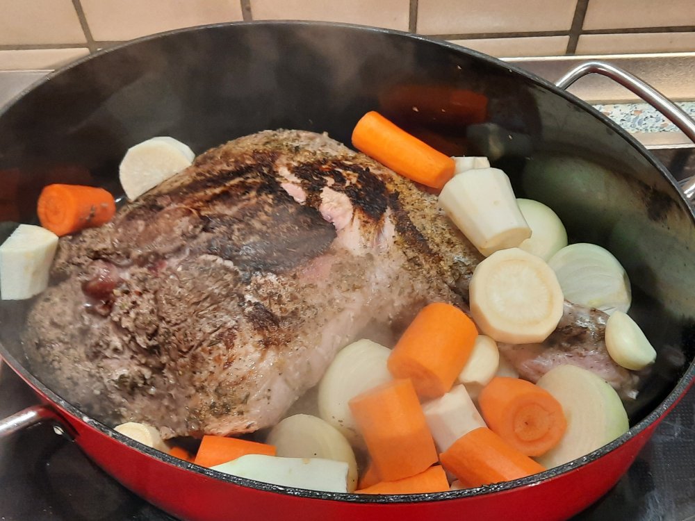 Bräter mit Wildschweinkeule