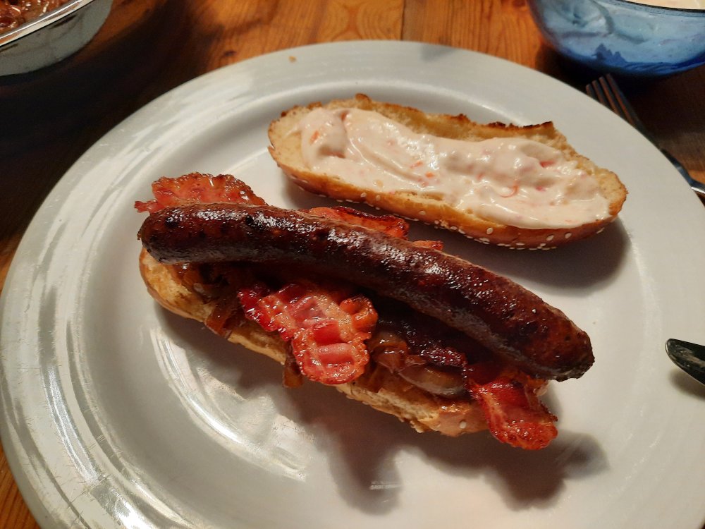 Bratwurst im Laugen-Brioch 01.jpg