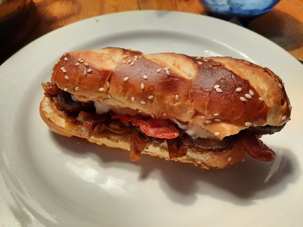 Bratwurst im Laugen-Brioch 02.jpg