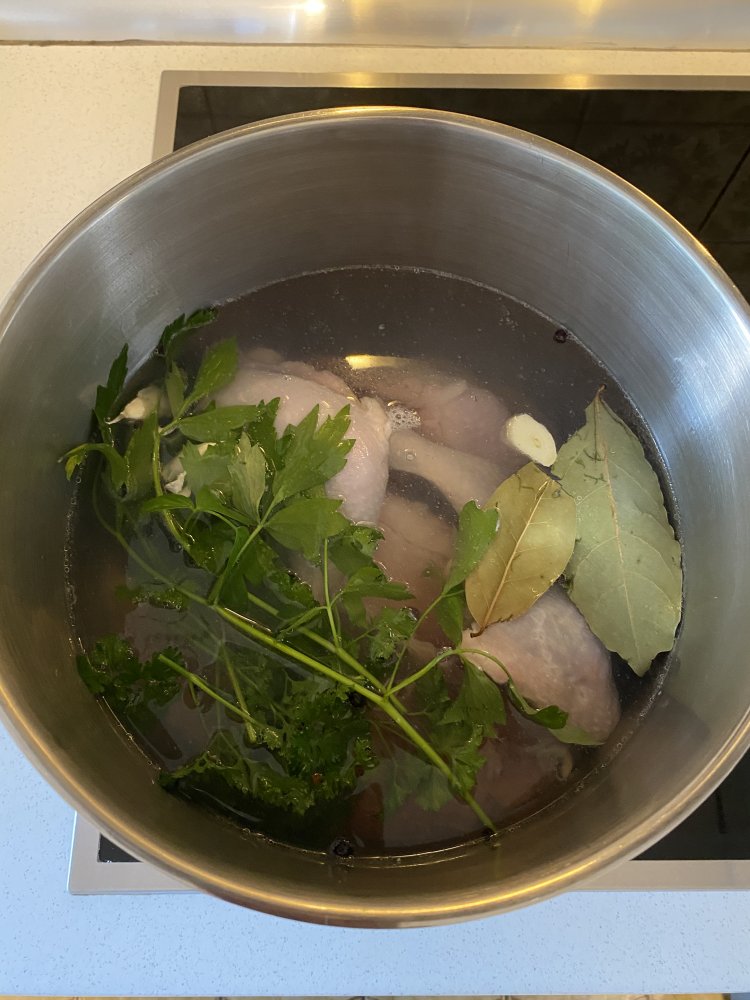 Brühe für Hühnersuppe kochen