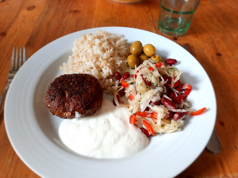 Chili-Frikadelle mit Knoblauchsoße