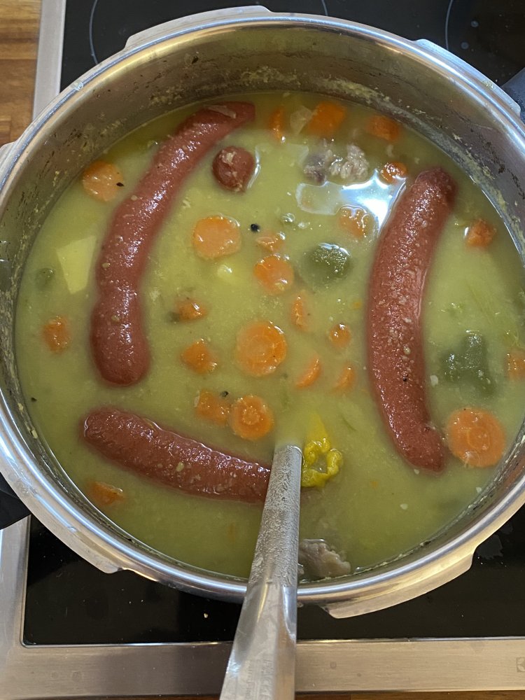 Erbsensuppe mit Rindswürsten