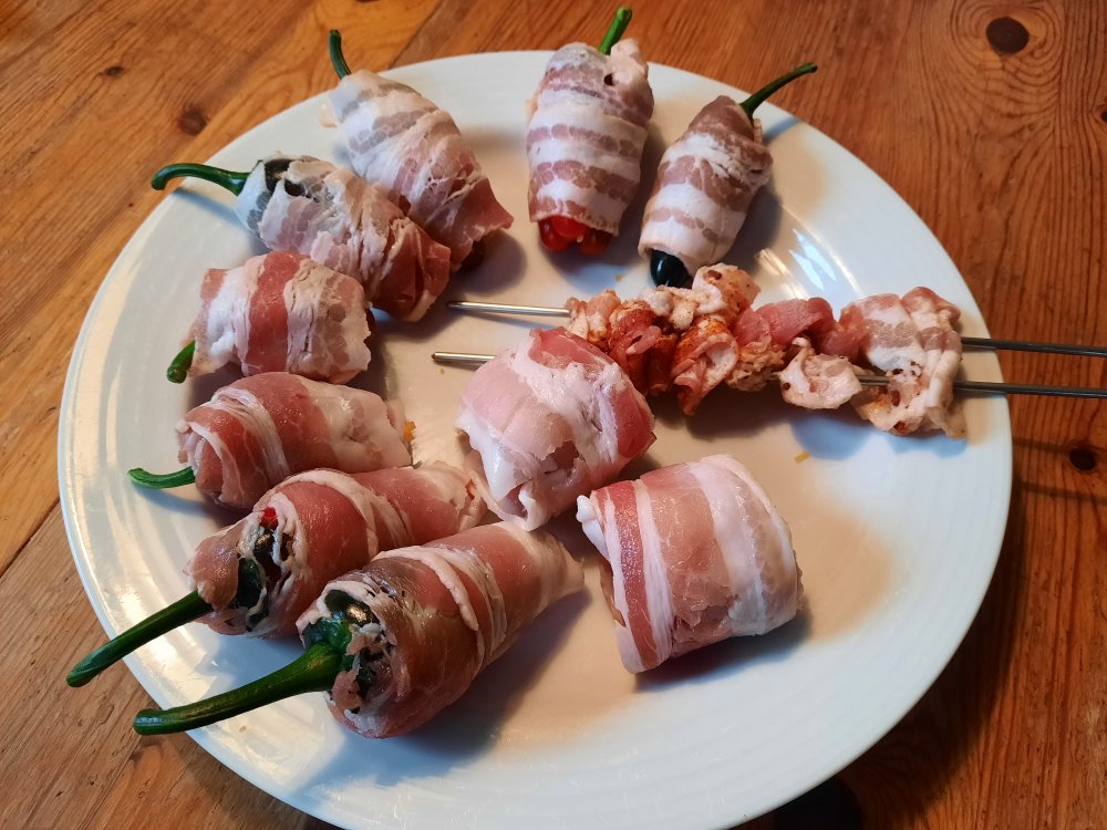gefüllte Chilis in Bacon