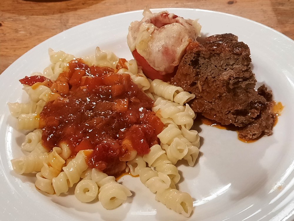 Hackbraten mit Rocoto und Nudeln.jpg