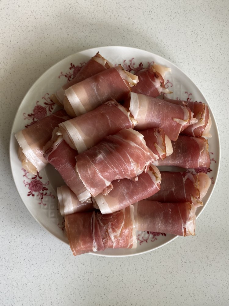 Hähnchenfleisch und Salbei eingerollt in Schinken