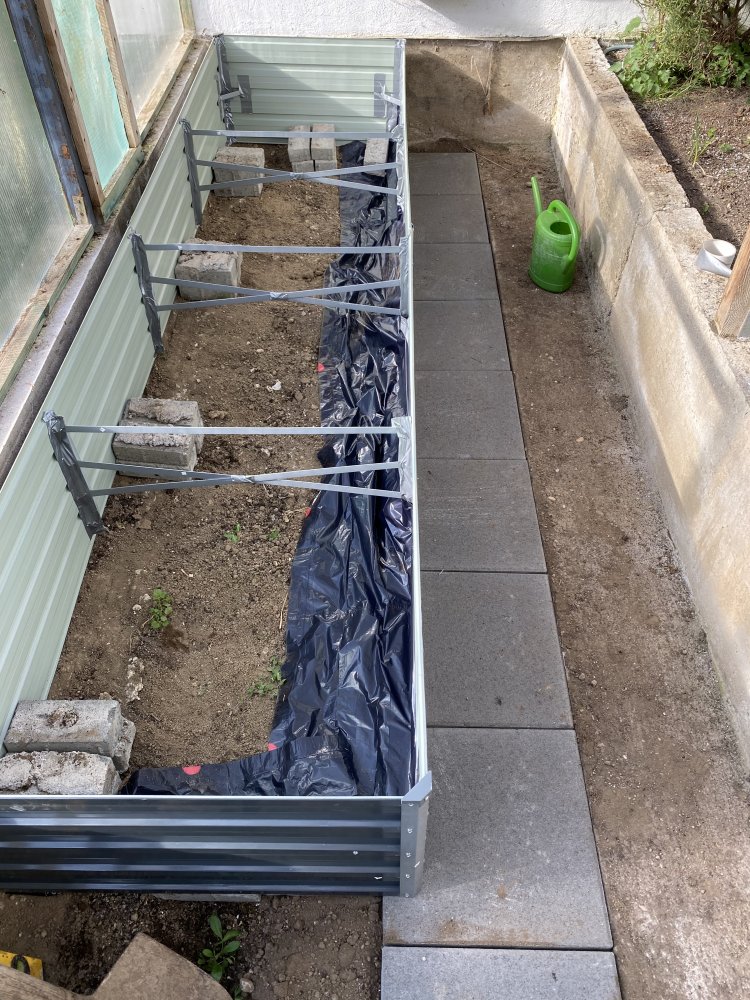 Hochbeet im Aufbau
