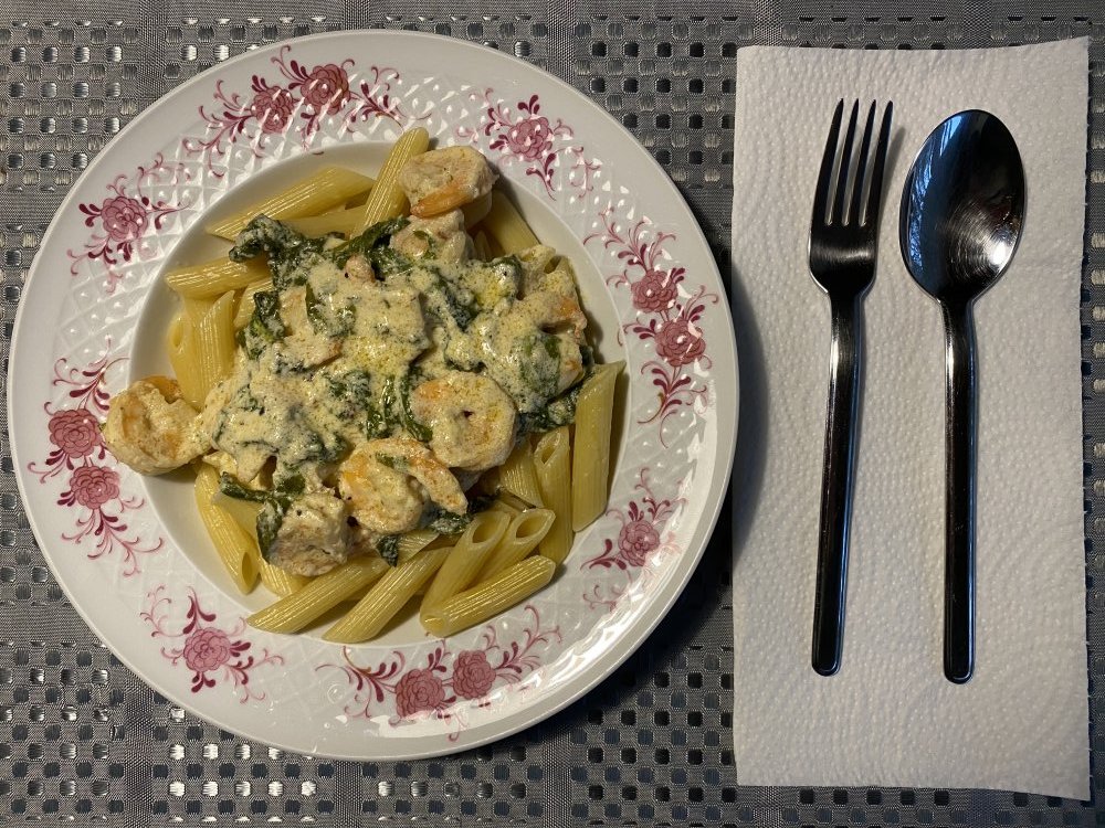 Penne mit Käse-Wein-Soße mit Mangold und Garnelen