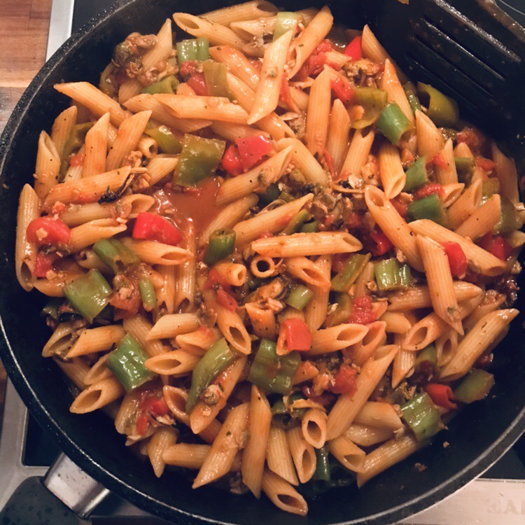 Penne mit Muscheln und Paprika