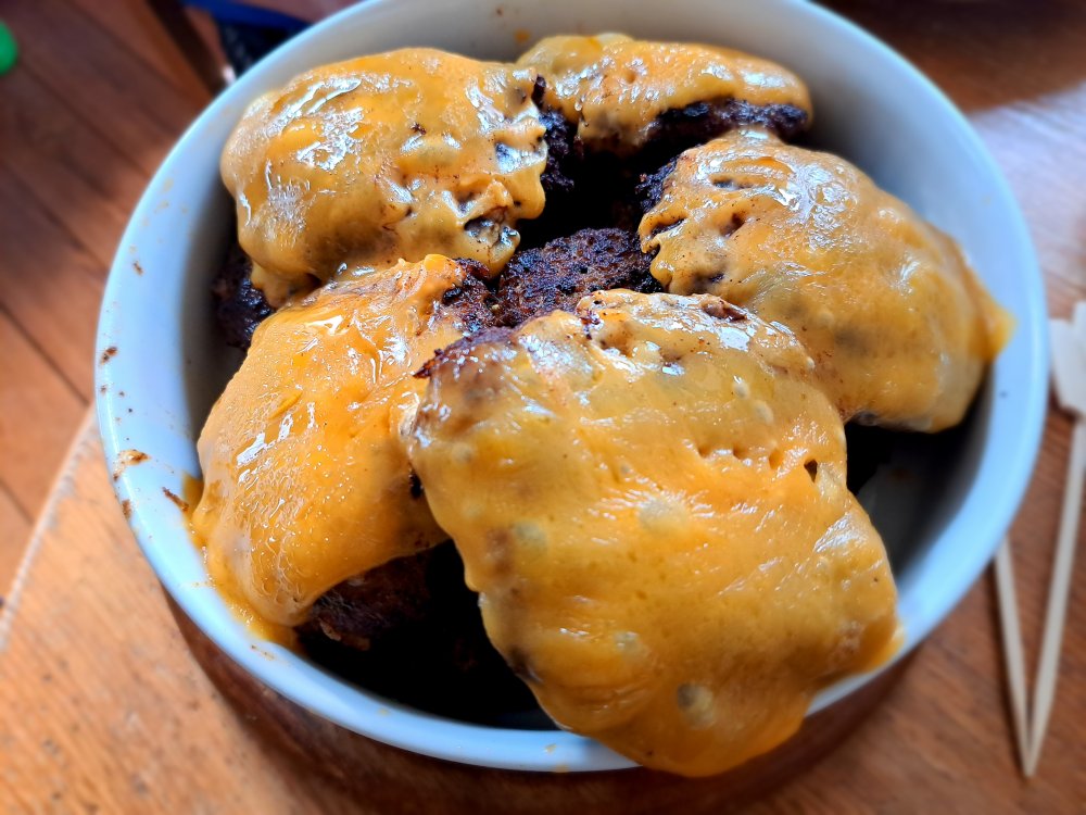 Rinderfrikadellen mit Cheddar.jpg