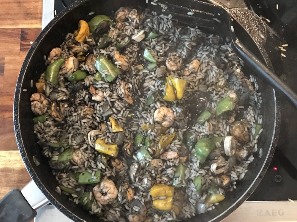 Schwarze Paella