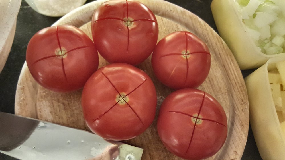 Tomaten einschneiden
