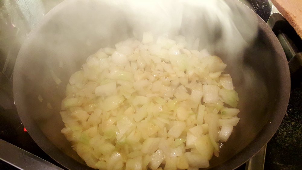 Zwiebel und Knoblauch andünsten