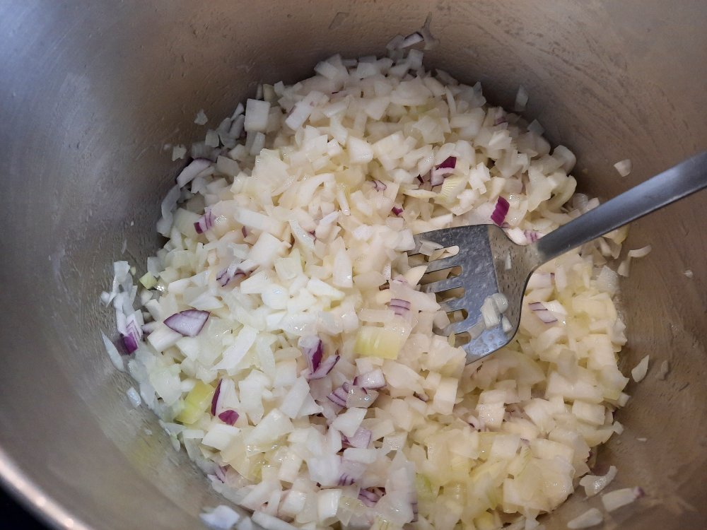 Zwiebeln anbraten